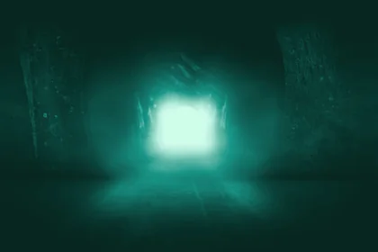 Túnel oscuro con la salida iluminada
